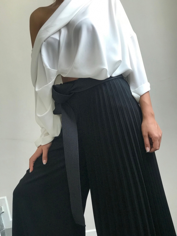 One leg pleated trousers black and white